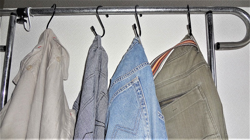 洗濯前のジーンズは100均のs字フックに引っかけて 干す収納 がおすすめ けちは生活の知恵